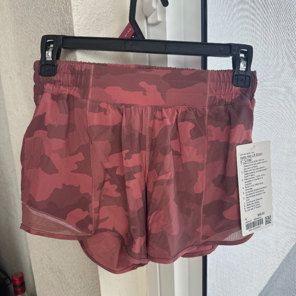 Lululemon Hotty Hot LR Short 4” *lined NWT